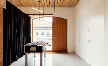 Light and modern design in the Austrian architectural office with S14D linear lamps